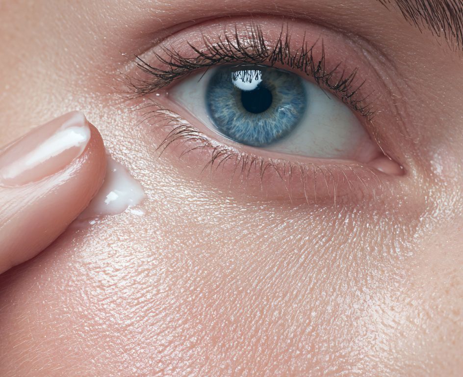 Schlaffe Haut unter den Augen. Die besten Methoden zur Straffung